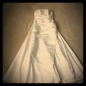 White wedding gown/formal gown